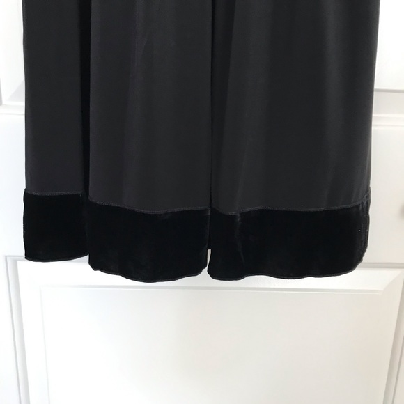 Pleated jersey LBD with velvet hem - Picture 4 of 4